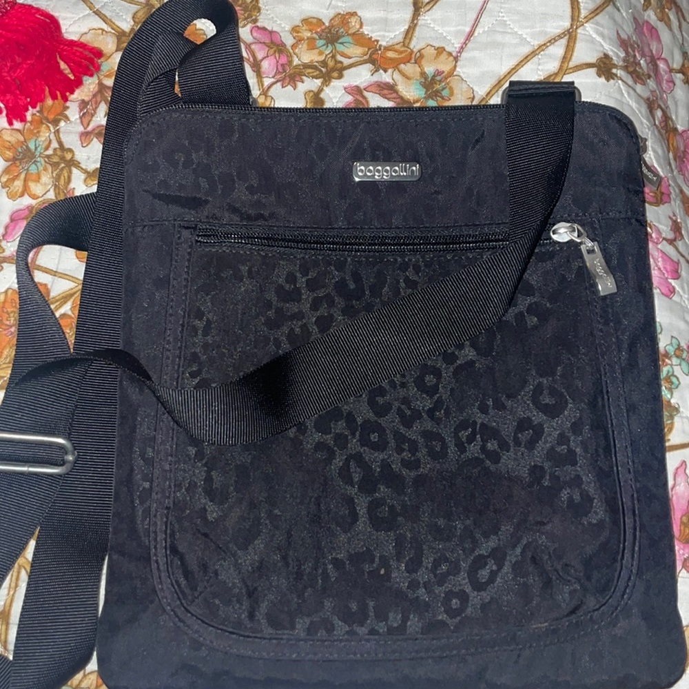 Baggallini black ajustable cross body bag